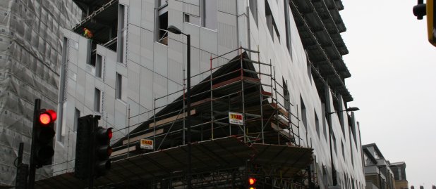 Scaffolding Collapses onto street in North London